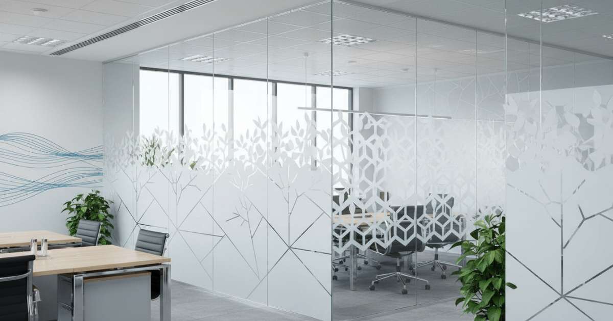 Những mẫu trang trí kính văn phòng đẹp và hiện đại